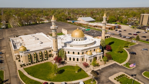 Dearborn,,Michigan,Usa,-,May,5,,2022:,Islamic,Center,Of Aerial view of a mosque with golden domes and minarets surrounded by greenery