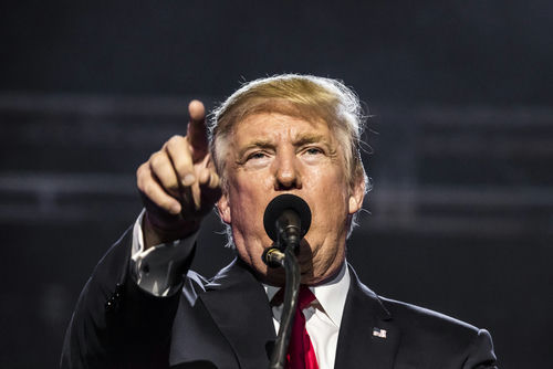 I dont know who this is person pointing during a speech.
